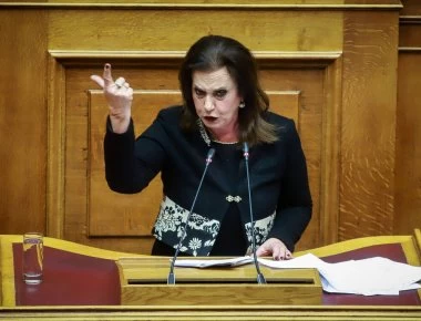 Το «τερμάτισε» η Μεγαλοοικονόμου - Δείτε την… «παράσταση» που έδωσε σήμερα στη Βουλή